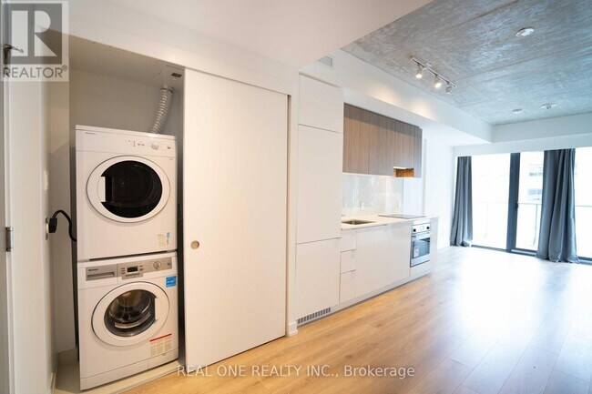 Photo du bâtiment - 161 Roehampton Ave