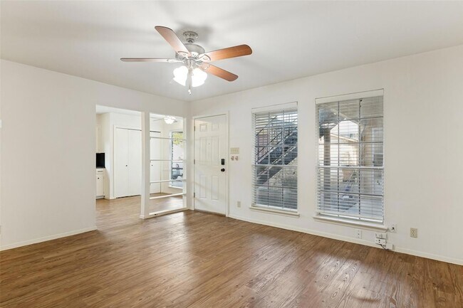 Foto del edificio - 1212 Hollow Creek Dr