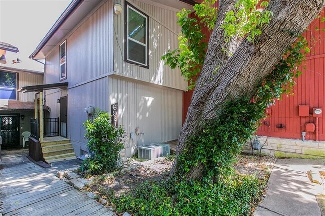 Building Photo - 6921 10 Oaks Cir
