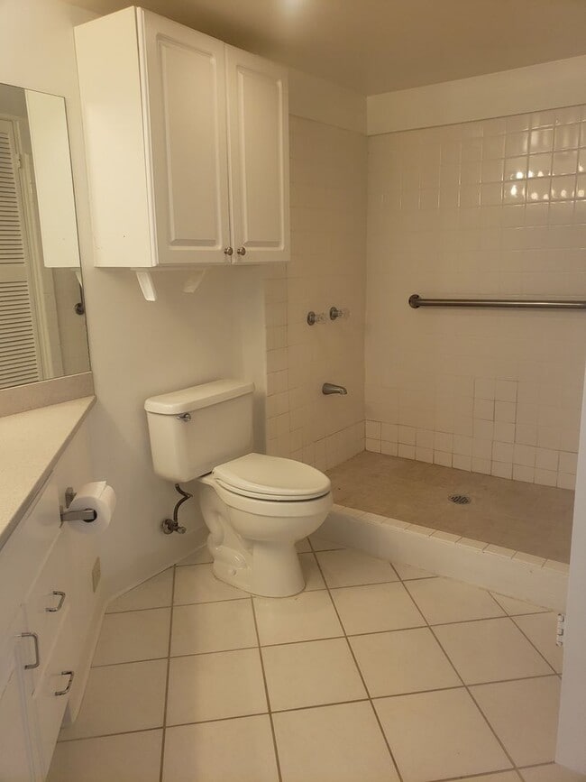 Building Photo - Must see One Kalakaua Unit