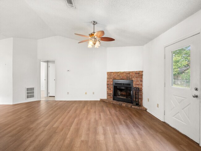Building Photo - 1609 Amour Dr