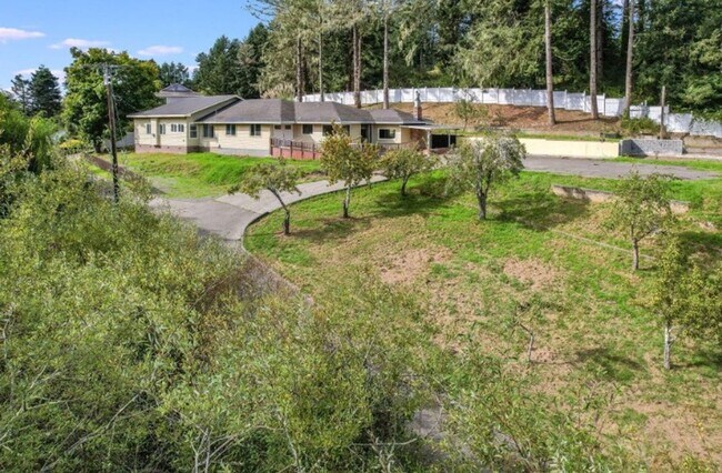 Foto del edificio - Spacious 4-Bedroom Home with Stunning Hill...