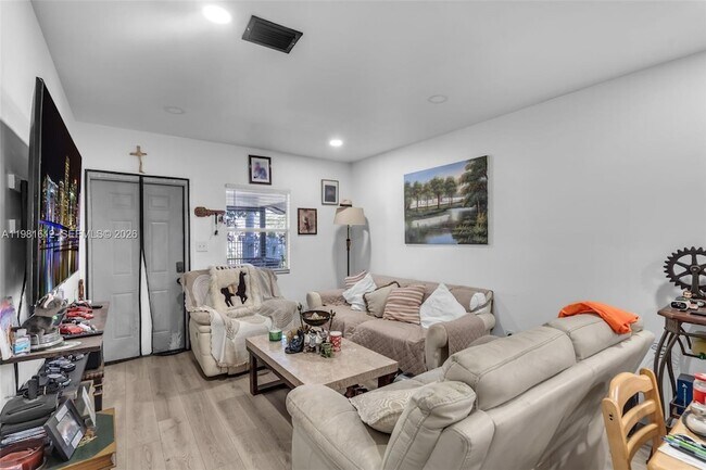 Foto del edificio - 3055 NW 23rd Ave