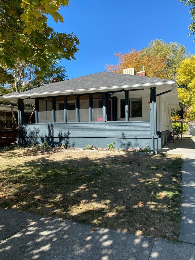 Building Photo - Amazingly Located Basement Apartment