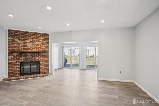 Building Photo - 204 Hampshire Ct