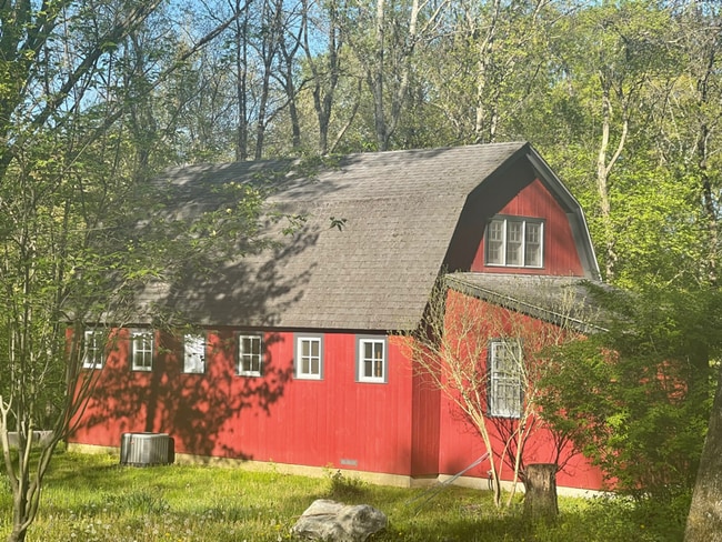 Building Photo - 300 Chestnut Hill Rd