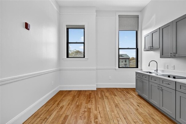 Foto del edificio - 1624 Lonsdale Ave