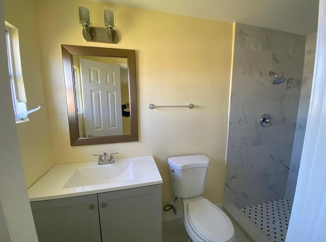 Master bathroom - 3633 SE 20th Ter