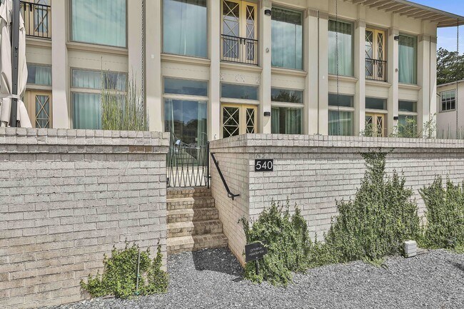 Building Photo - 540 Heatherden Ave