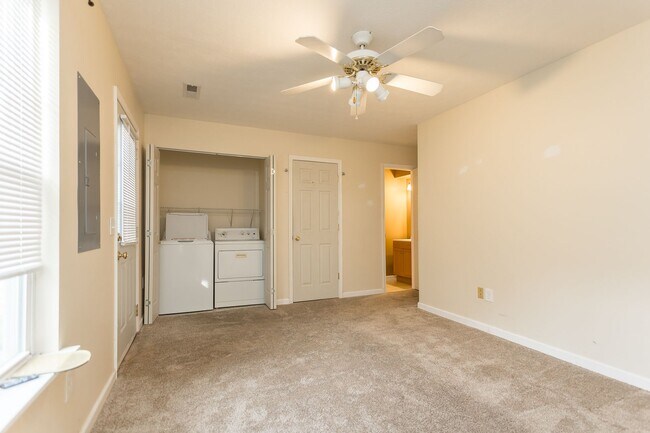 Foto del edificio - Spacious 3-Bedroom Townhome with Garage in a Prime Harrisonburg Location!