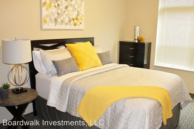 Building Photo - 1 br, 1 bath Apartment - 210-212 N. Basset...