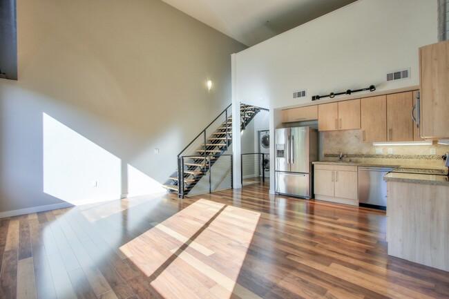 Building Photo - 3 Level Loft at Plant 51- 2 Bed/2 Bath - E...