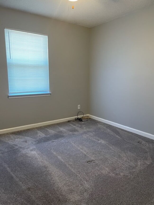 Building Photo - MOUSE CREEK RD 5725/5727