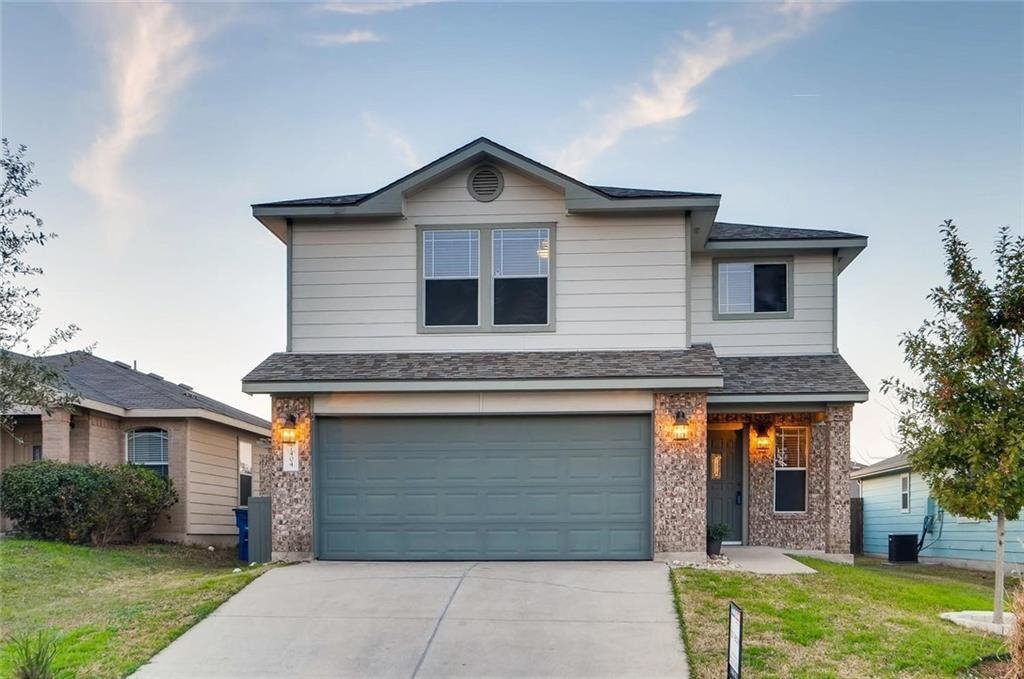 Foto principal - Spacious 4 Bed 3 Bath Rental with Modern T...
