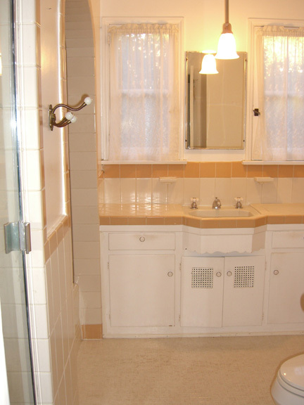 Main bathroom - 1808 W Mountain St