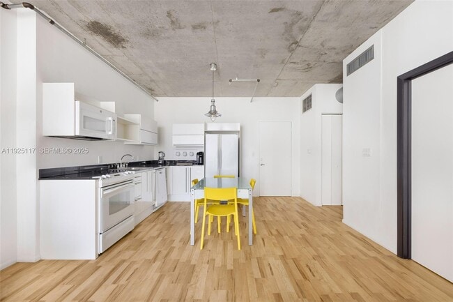 Foto del edificio - 690 SW 1st Ct