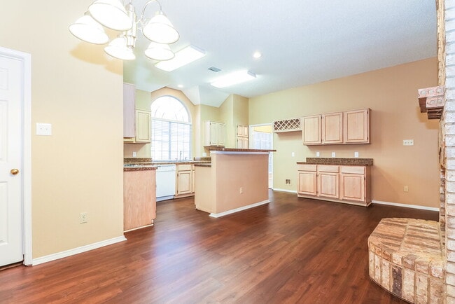 Building Photo - 713 Claire View Dr