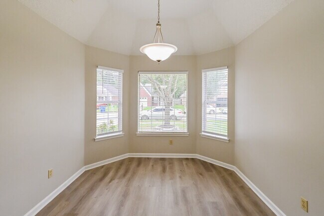 Building Photo - 8262 Regal Bend Dr