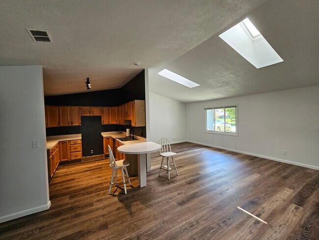 Building Photo - 1113 Community Dr