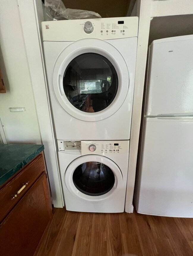 Foto del edificio - Spacious 5 Bedroom, 2 Bath available for the 2026 - 2027 school year - **The price is for whole u...