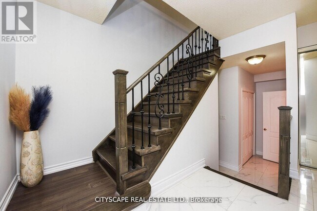 Building Photo - 6037 Clover Ridge Crescent