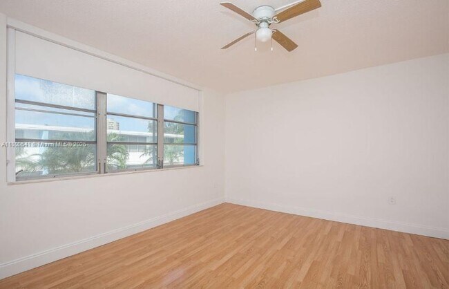 Foto del edificio - 9455 Bay Harbor Terrace