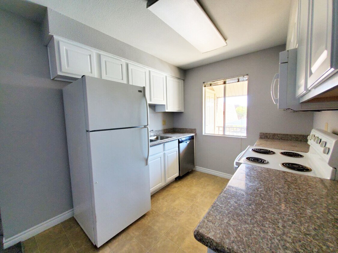 Beautiful Bright Kitchen - 5061 River Glen Dr