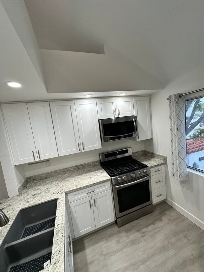 Building Photo - Charming Loft Condo with Balconies, Vaulted Ceilings & Fireplace – For Lease