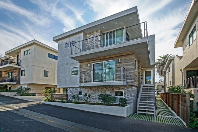 Foto del edificio - NEWER, LUXURIOUS & MODERN, 2920 SQ FT HOME W/ HIGH END DETAILS, AMAZING DECK/BALCONY SPACE, 2-CAR...