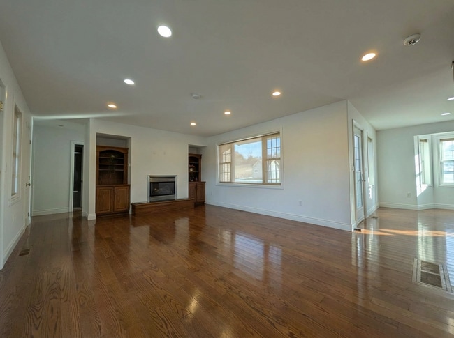 Building Photo - 130 River Dr