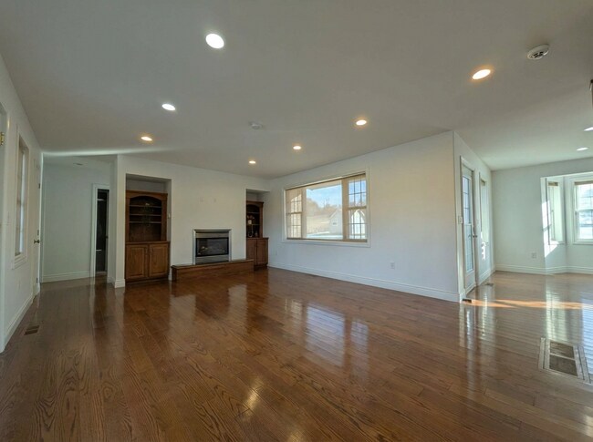 Photo du bâtiment - 130 River Dr