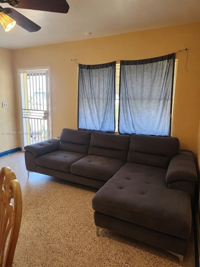 Foto del edificio - 3210 NW 82nd St