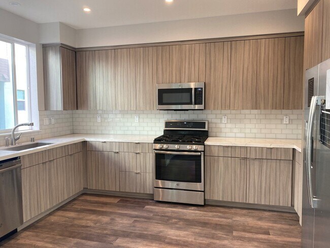 Building Photo - Gorgeous Like-New 3 Bedroom 2.5 Bath Townh...