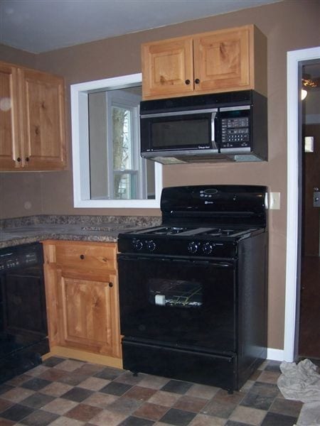 Building Photo - 230 Burr Oak St NE