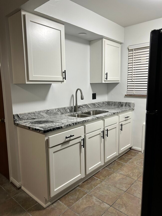 Building Photo - 3016 Parkview Ave