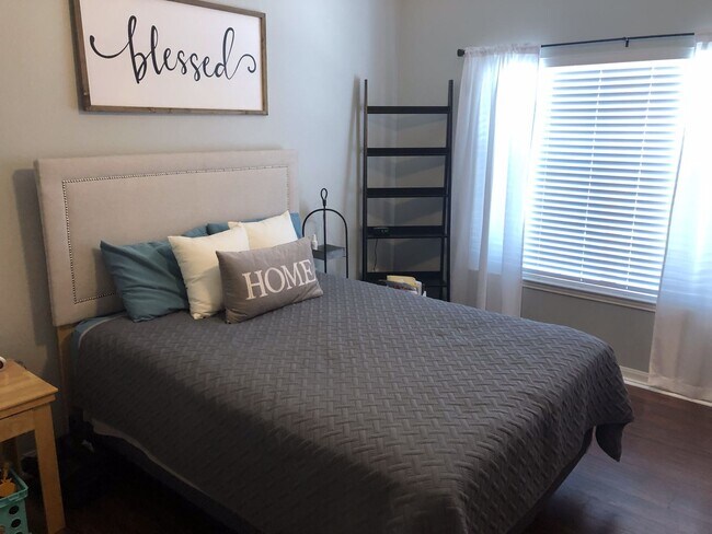 Foto del edificio - 447 W Longleaf Dr