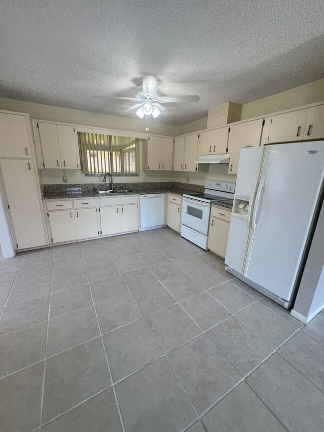 Foto del edificio - Charming 2/1 Home in Oak Run 55+ Community...