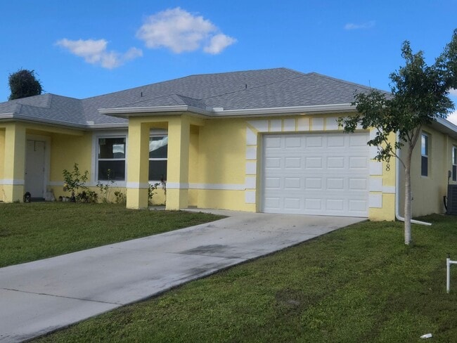 Foto del edificio - LARGE 3/2/1 -Duplex, prime Location-Lehigh Acres