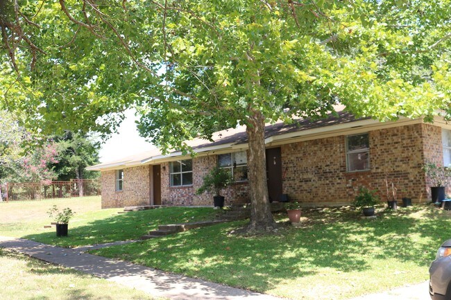 Building Photo - 185 El Camino W