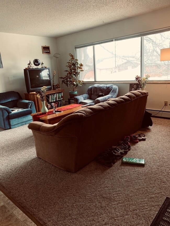 Building Photo - Beautiful Two Bedroom, One Bath Apartment ...