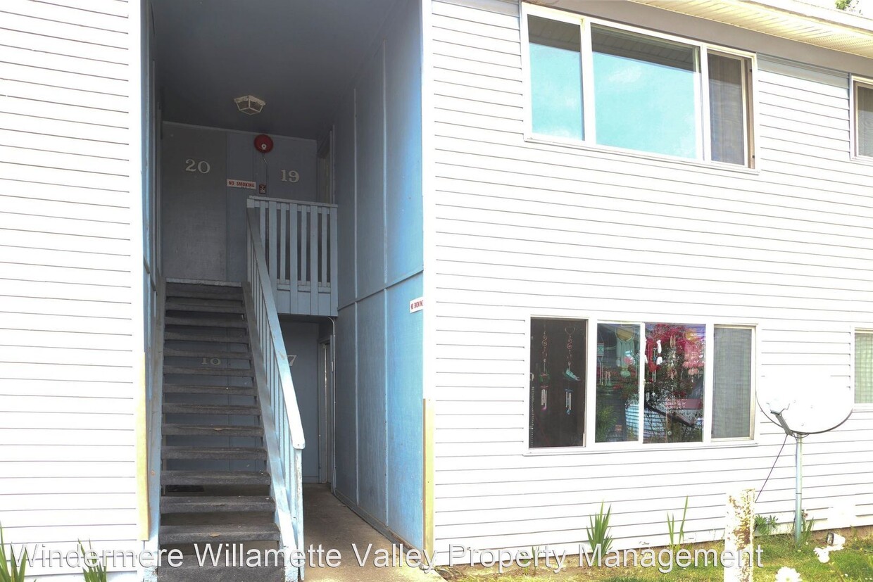 Primary Photo - 445 SW Tunison Ave