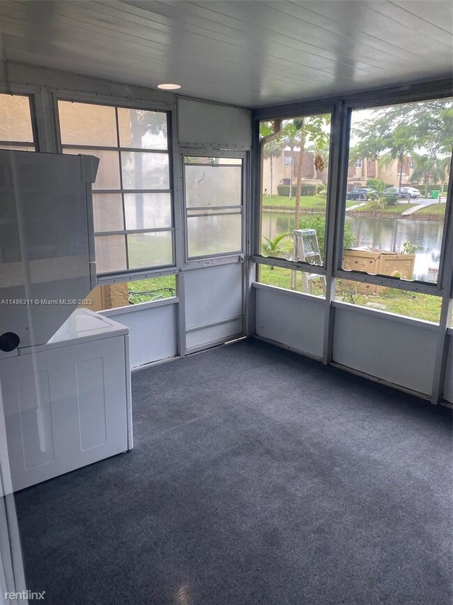 Building Photo - 3 br, 2.5 bath Townhome - 3641 NW 95th Ter...