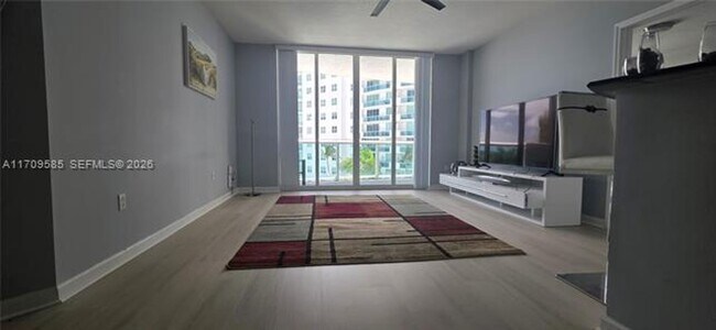 Foto del edificio - 7900 Harbor Island Dr