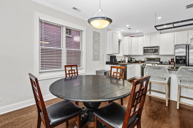 Foto del edificio - 3928 N Greenview Ave