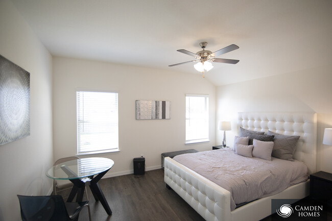 Building Photo - 11880 Meadow Creek Dr