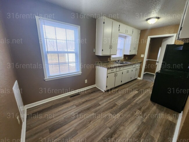 Building Photo - $999 - 3 bedroom/ 1 bathroom Single Family Home