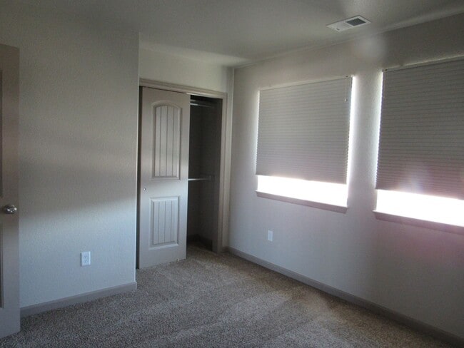 Building Photo - Newer Westside Townhouse