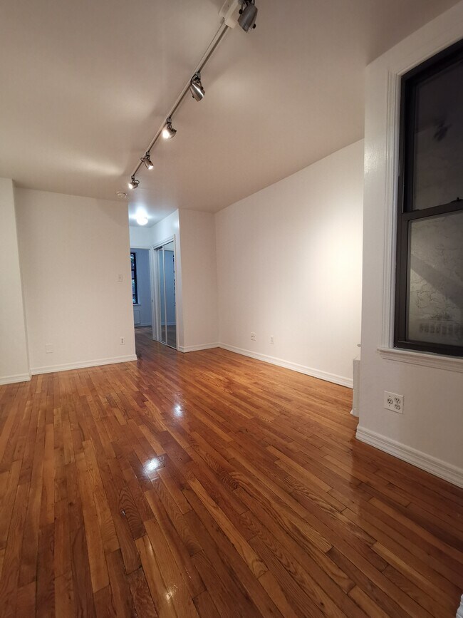 Building Photo - 216 E 29th St