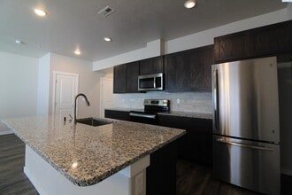 Building Photo - 589 S Quillan Pl