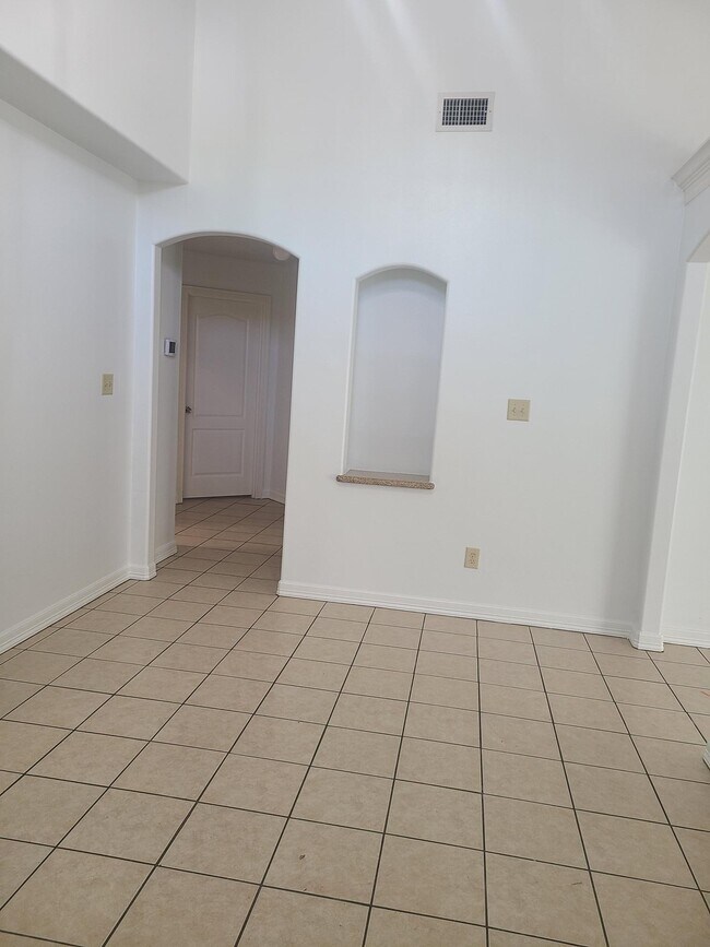 Building Photo - 2500 Tahiti Dr